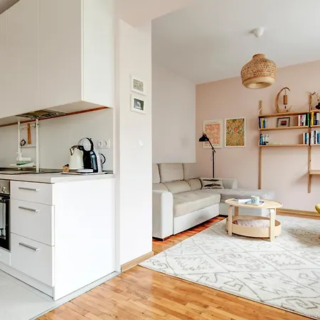 Lora's Bohemian 2bd In Center *