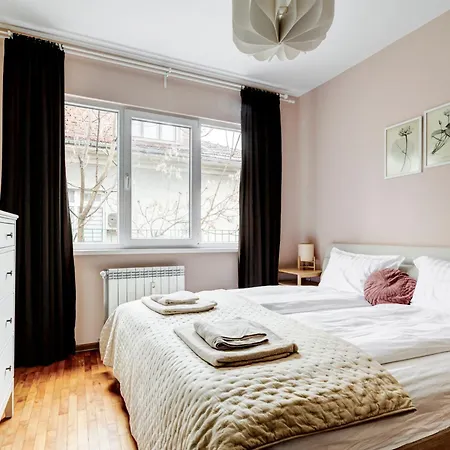 Lora's Bohemian 2bd In Center