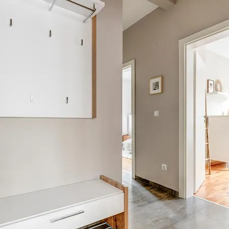 Lora's Bohemian 2bd In Center