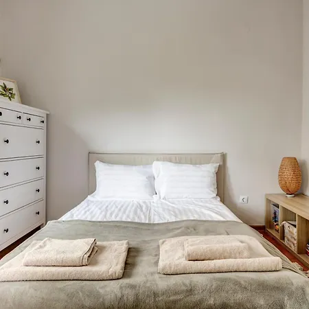 Lora's Bohemian 2bd In Center