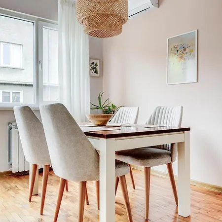 Lora's Bohemian 2bd In Center